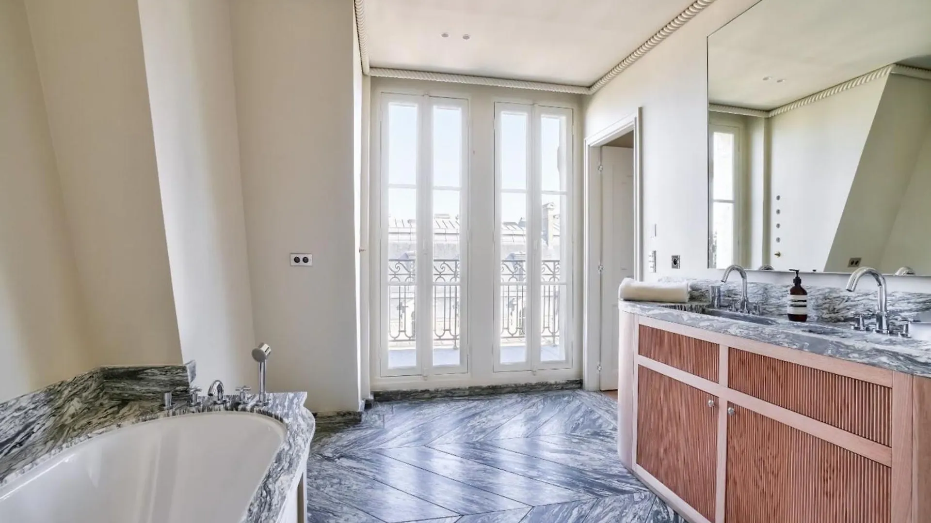 Luxury Duplex - 4Bdr 8P-Tour Eiffel- Bail Mobilite Apartman Párizs 0*,