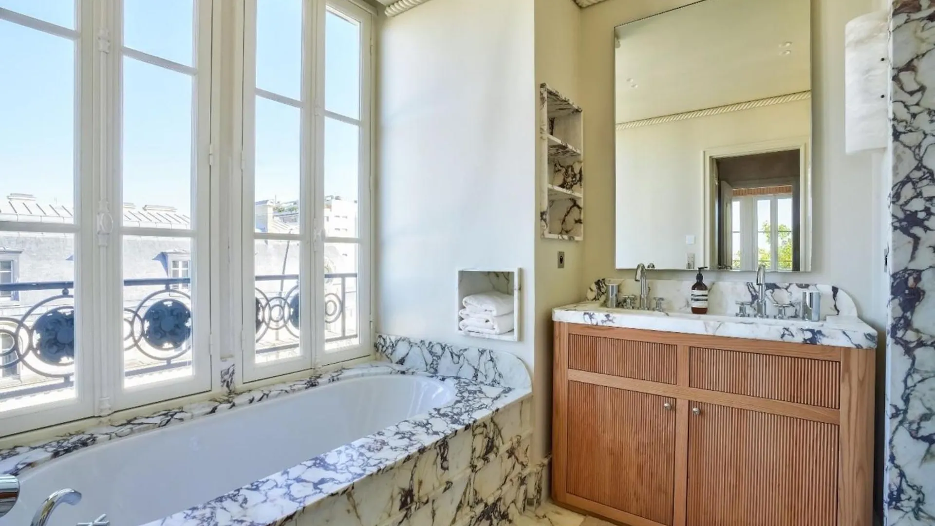 דירות פריז Luxury Duplex - 4Bdr 8P-Tour Eiffel- Bail Mobilite
